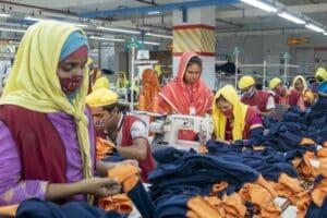 Supervisor terlatih GEAR membantu perempuan mengembangkan keterampilan mereka sendiri 